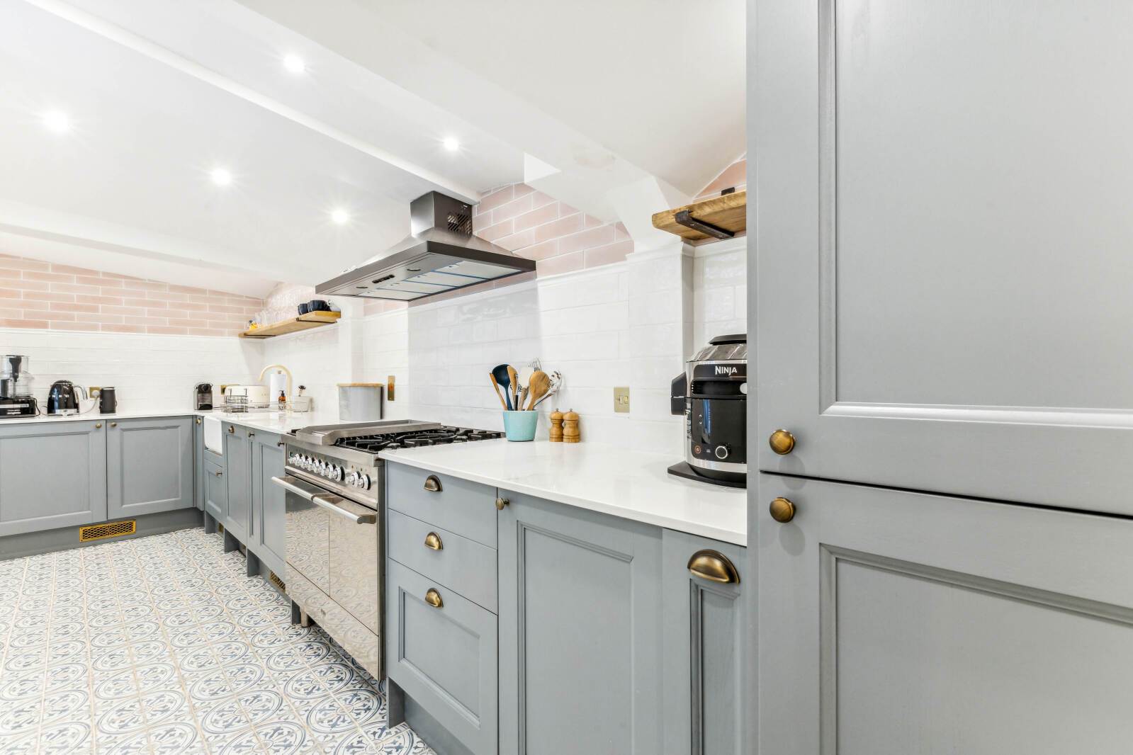 Flat Cornwall Gardens in Greater London