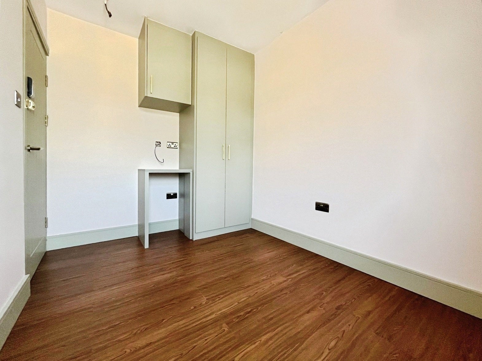 Room Nigel Close in Greater London