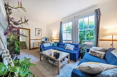 Flat Hambalt Road in Greater London