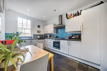 Flat Hambalt Road in Greater London