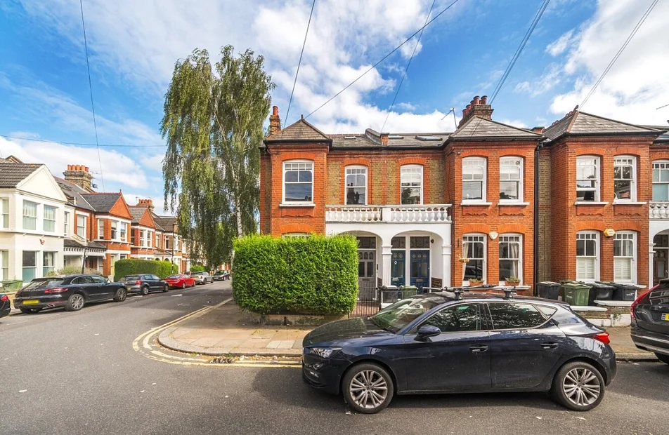 Flat Hambalt Road in Greater London