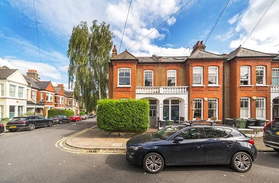 Flat Hambalt Road in Greater London