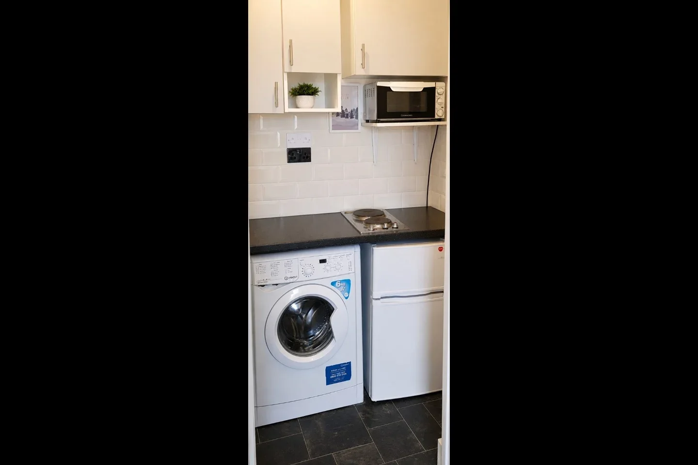 Flat Askew Crescent in Greater London