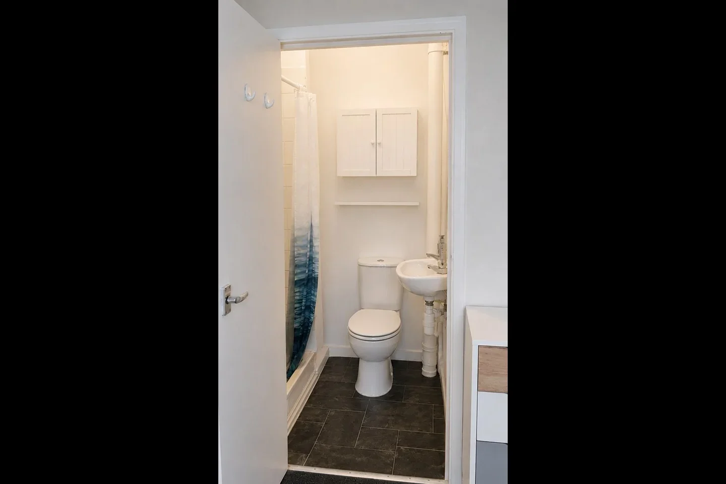Flat Askew Crescent in Greater London