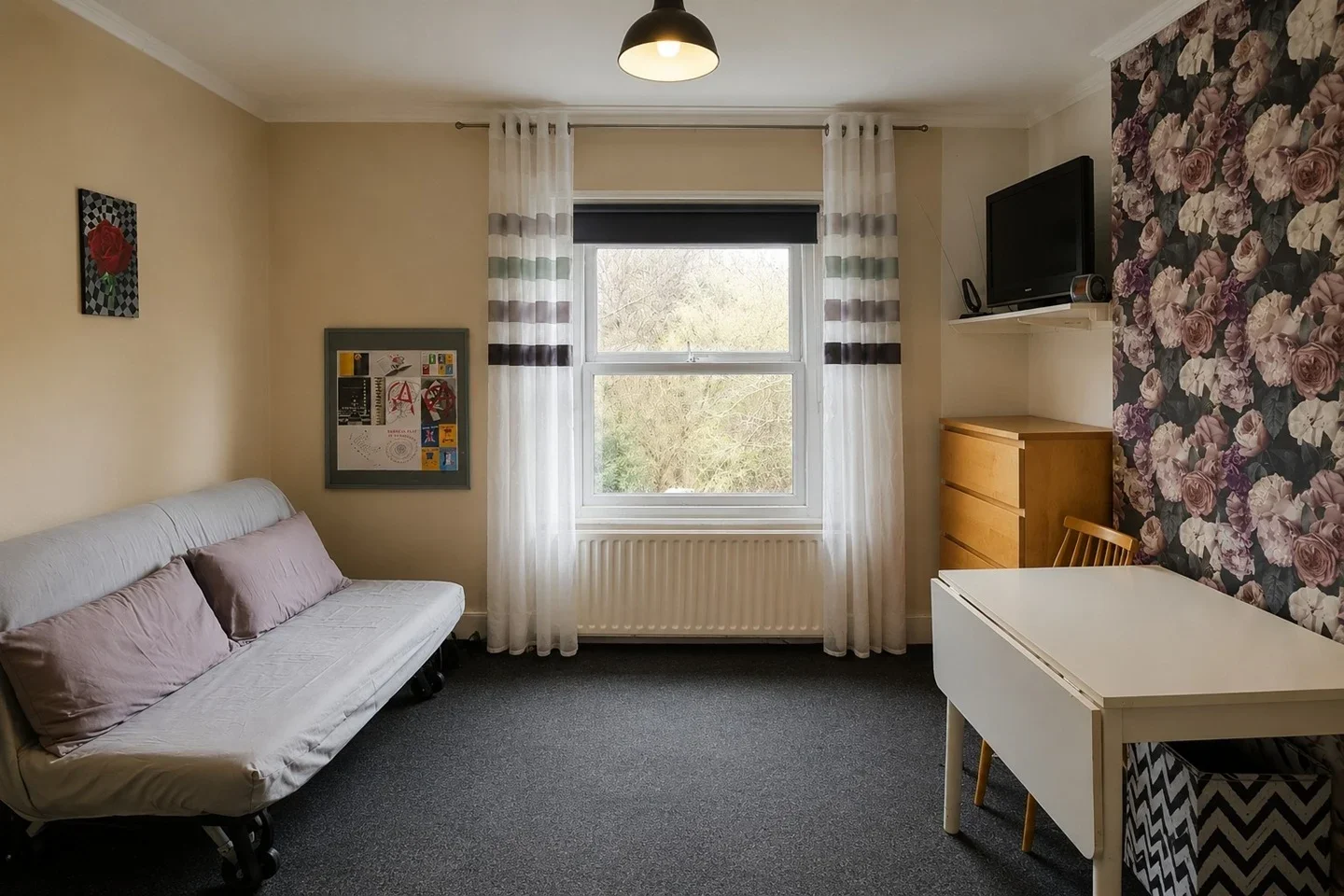 Flat Askew Crescent in Greater London