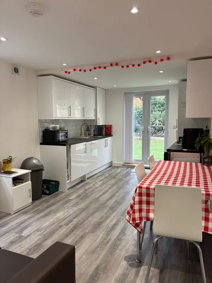 Flat Pemberton Road in Greater London