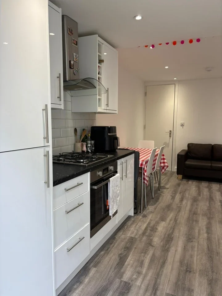Flat Pemberton Road in Greater London