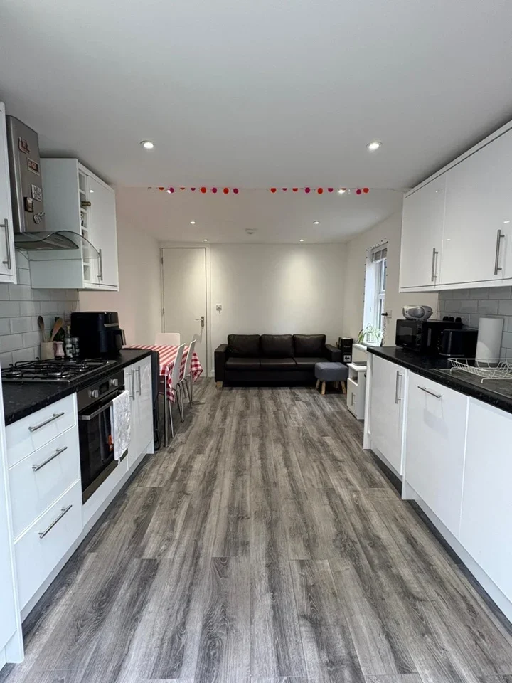 Flat Pemberton Road in Greater London