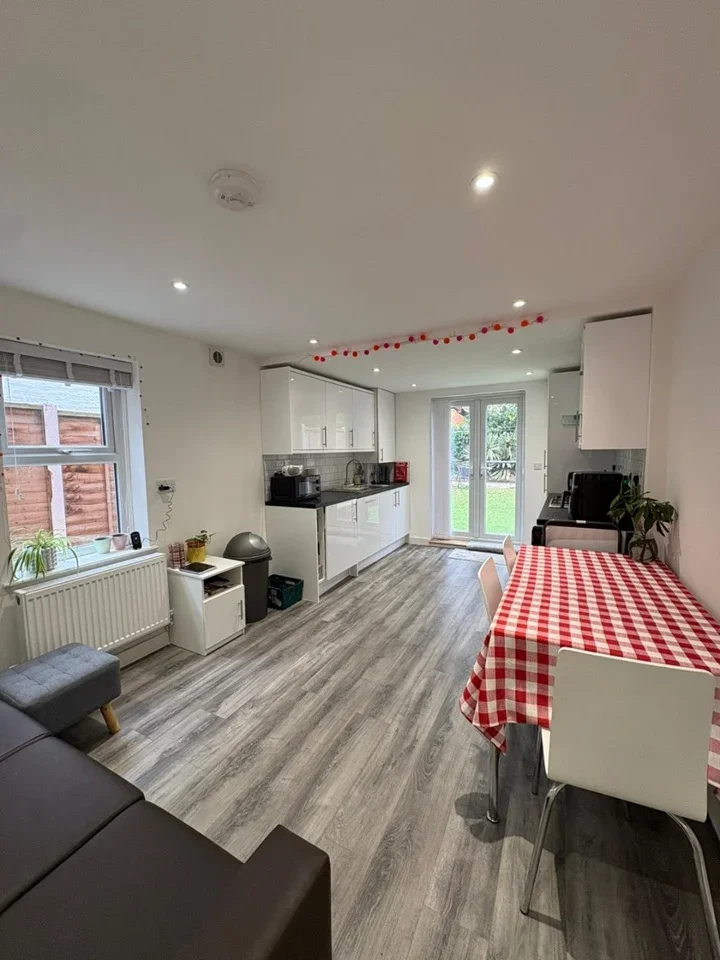 Flat Pemberton Road in Greater London