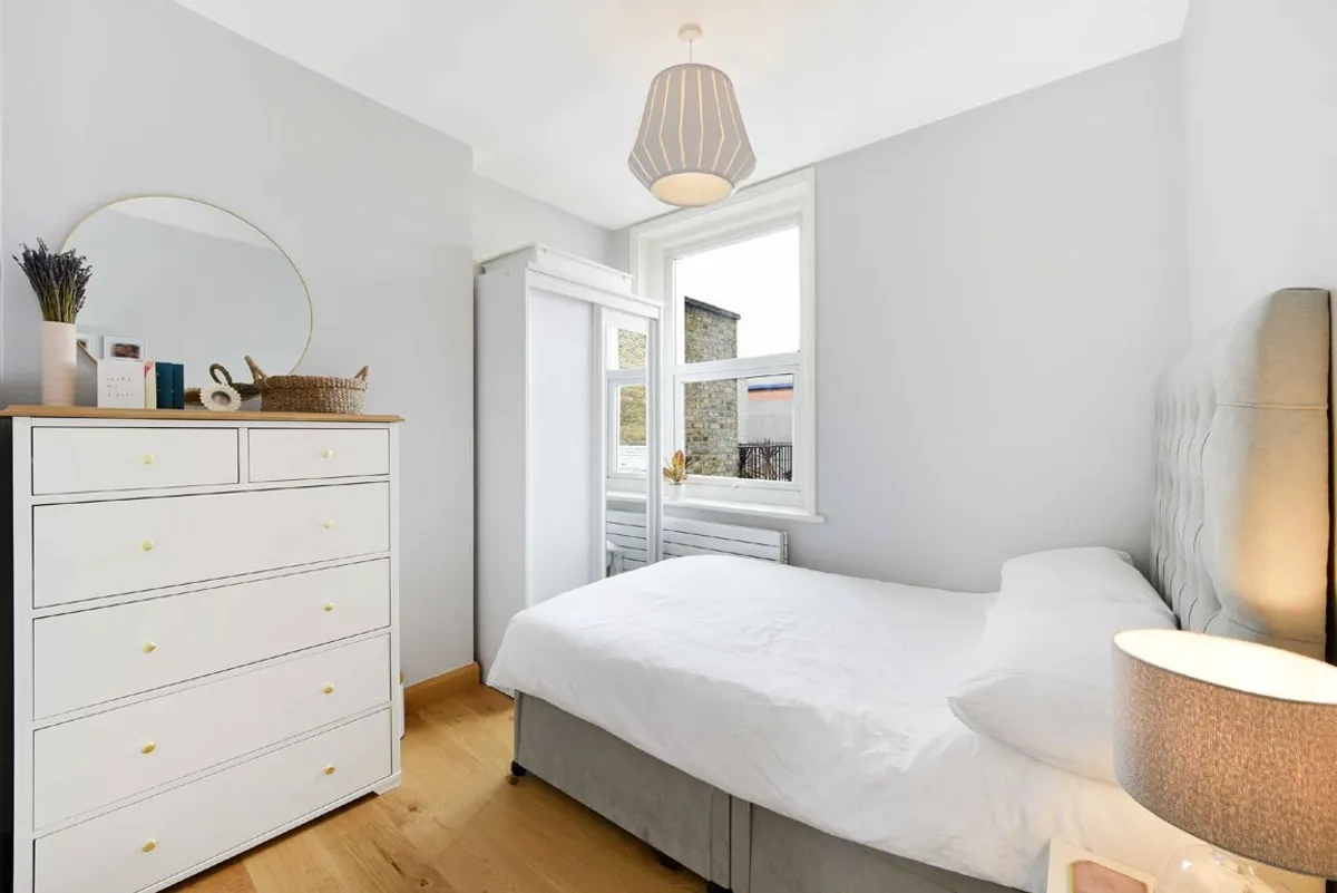 Flat Chiswick High Road in Greater London