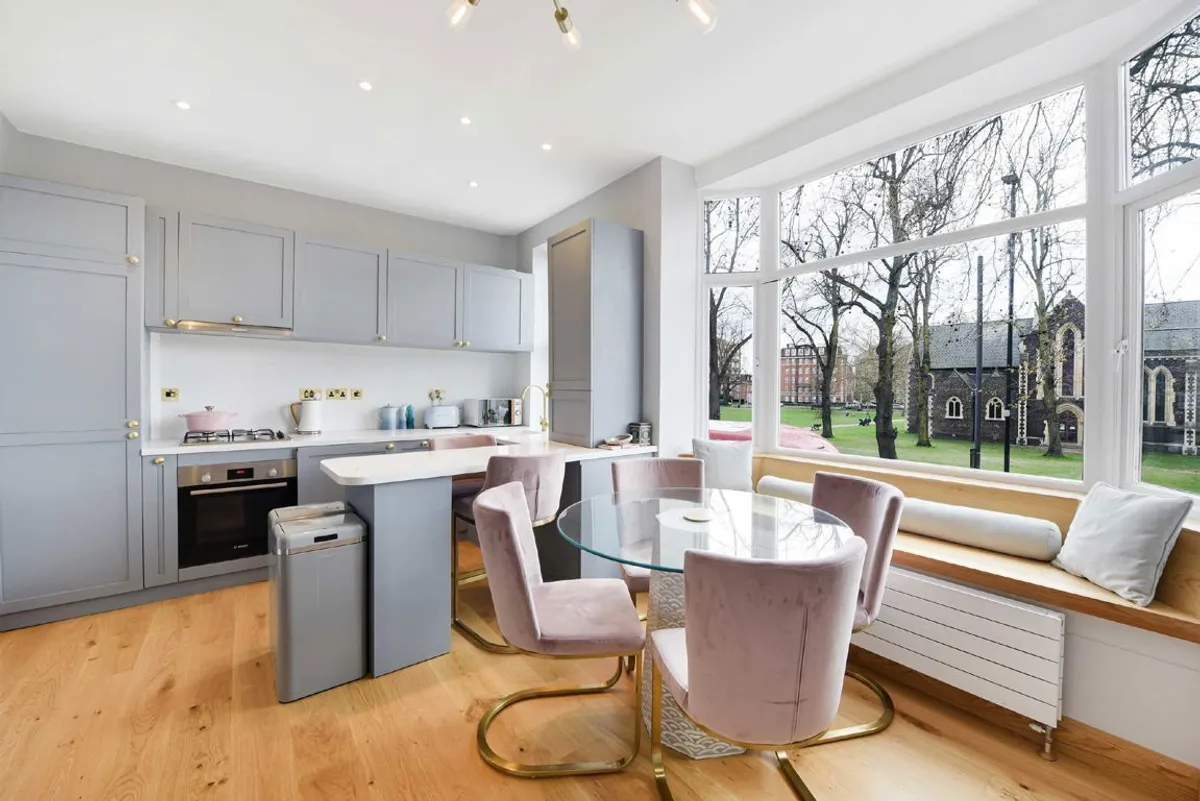 Flat Chiswick High Road in Greater London
