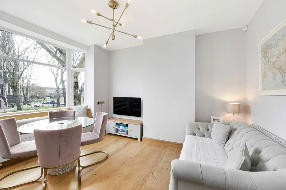 Flat Chiswick High Road in Greater London