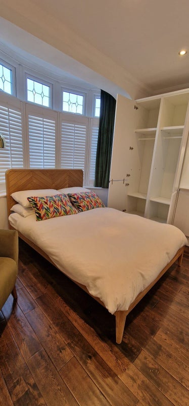 Room Colney Hatch Lane in Greater London