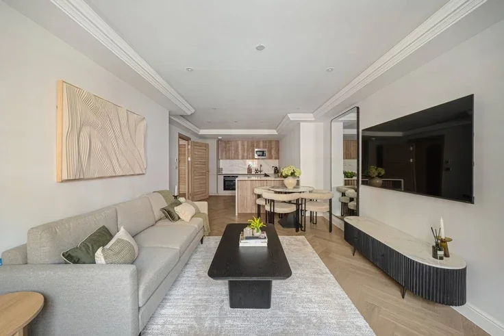 Flat Kensington High Street in Greater London
