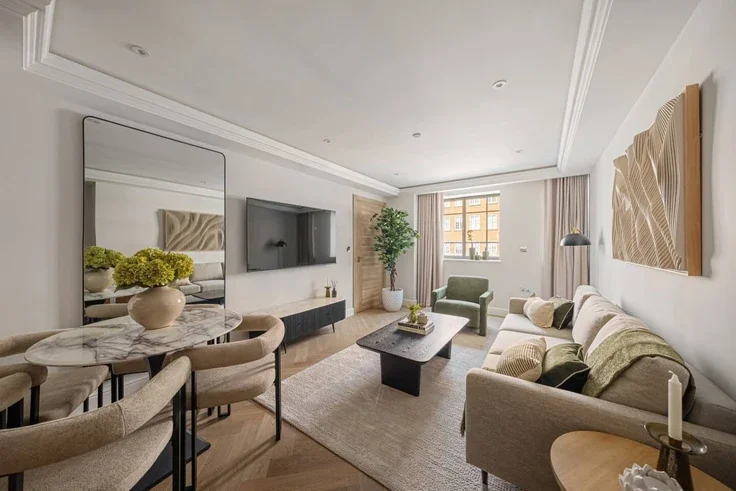 Flat Kensington High Street in Greater London