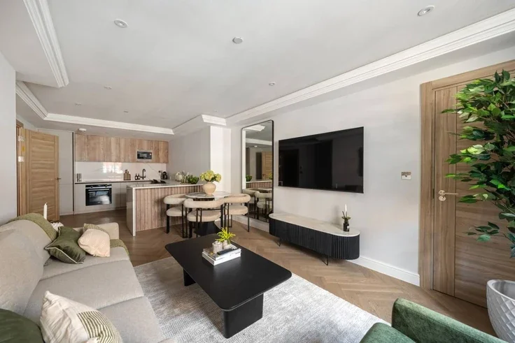 Flat Kensington High Street in Greater London