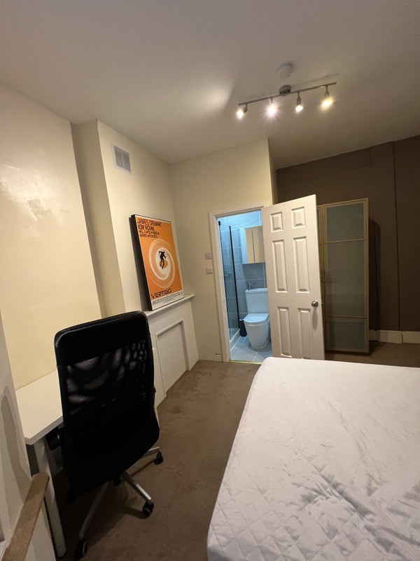 Room Mellish Street in Greater London