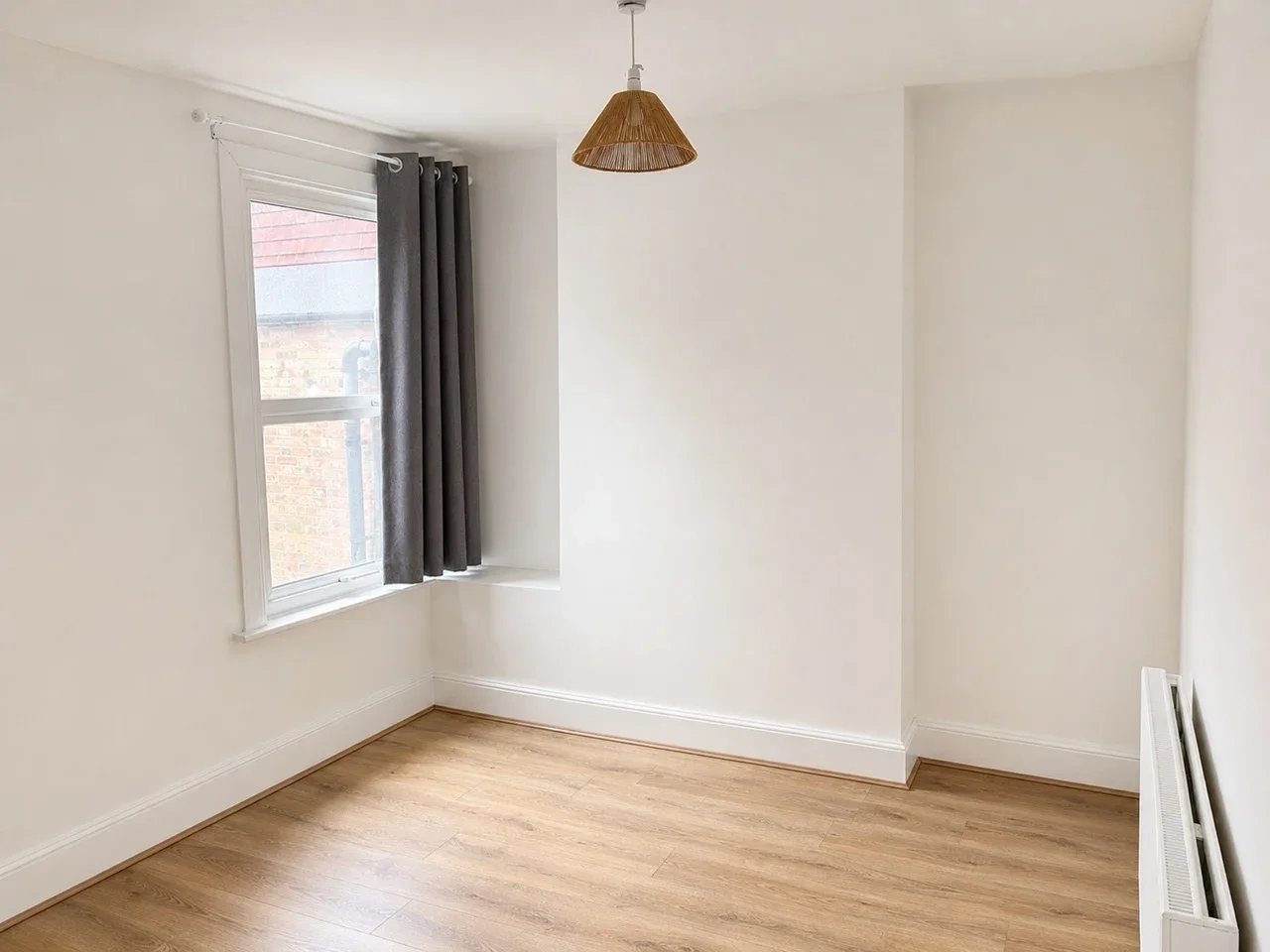 Room Boreham Road in Greater London