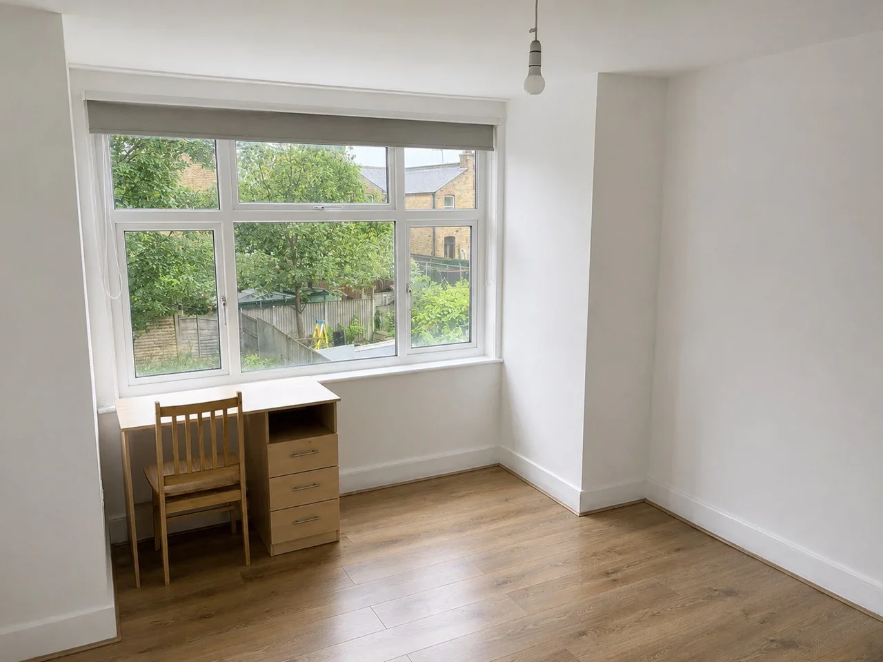 Room Boreham Road in Greater London