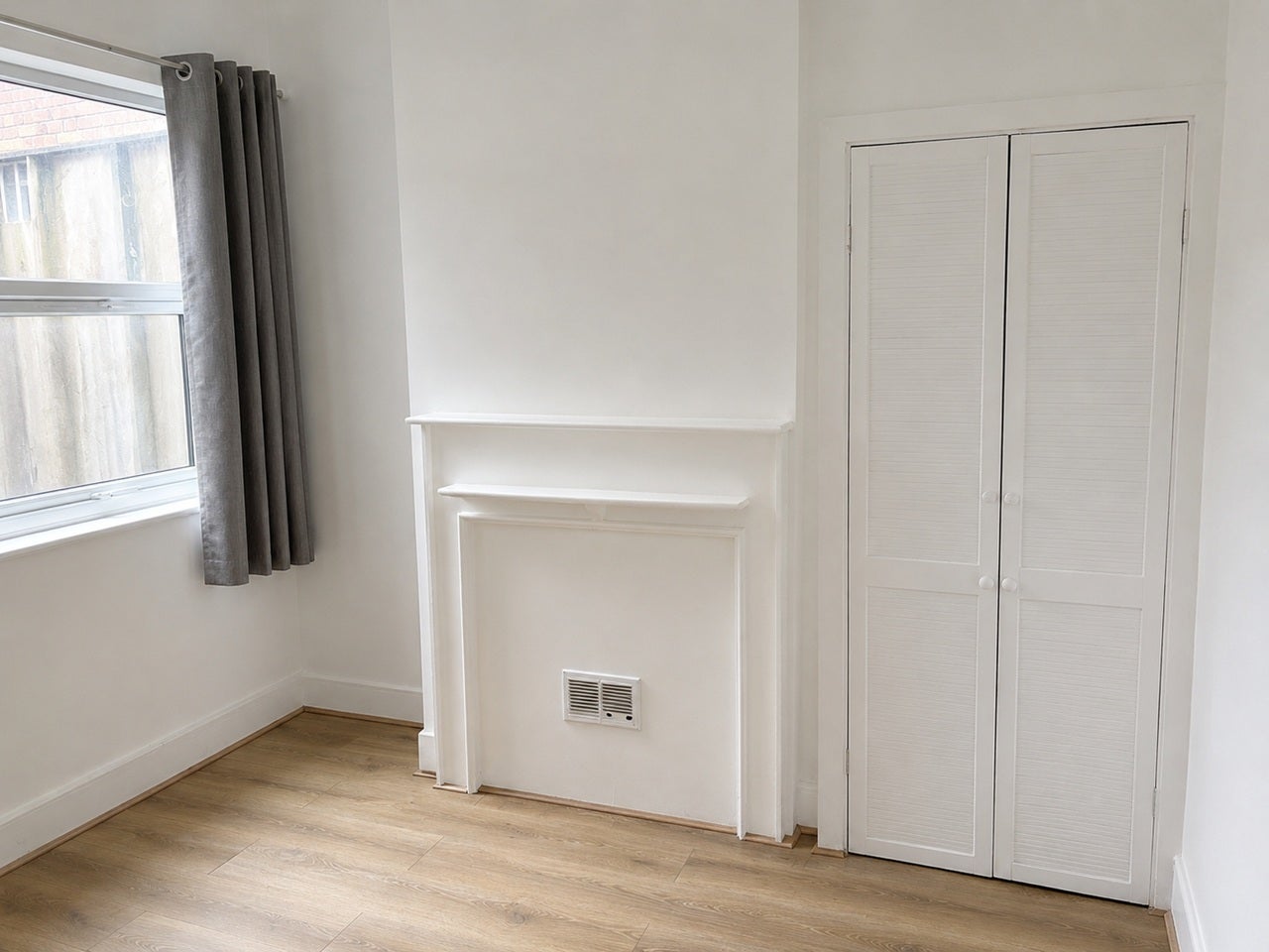Room Boreham Road in Greater London