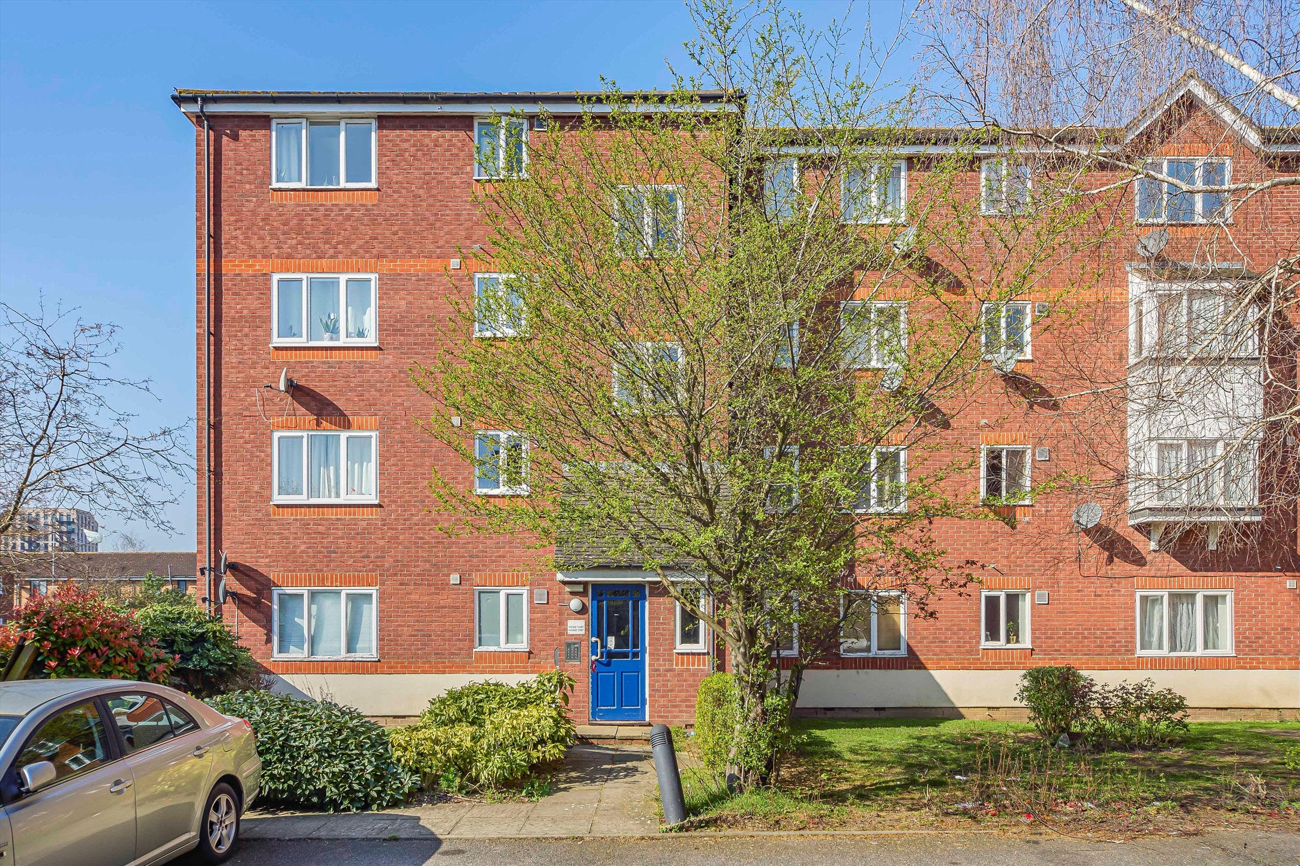 Flat Harlinger Street in Greater London
