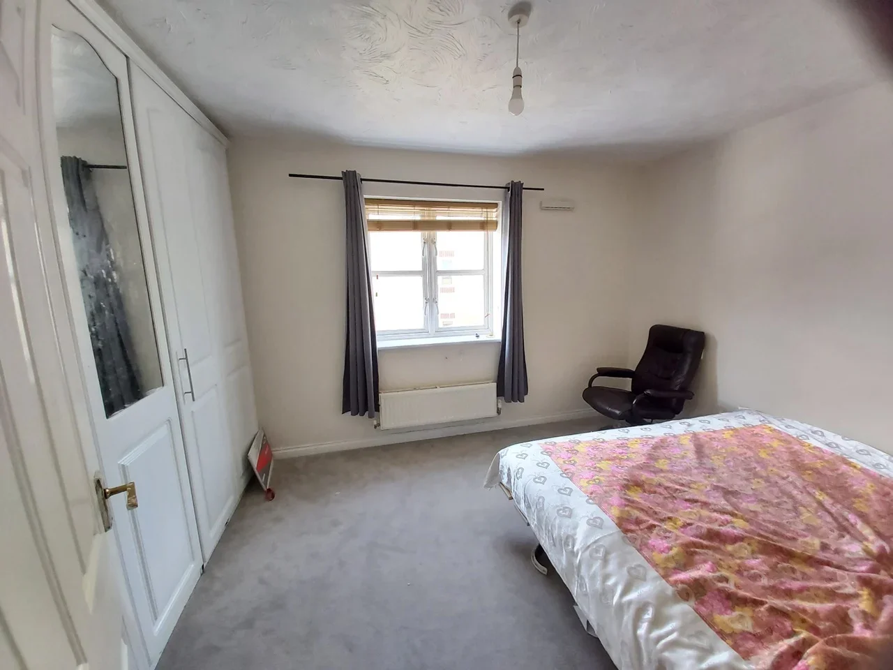 House Hurworth Avenue in Slough