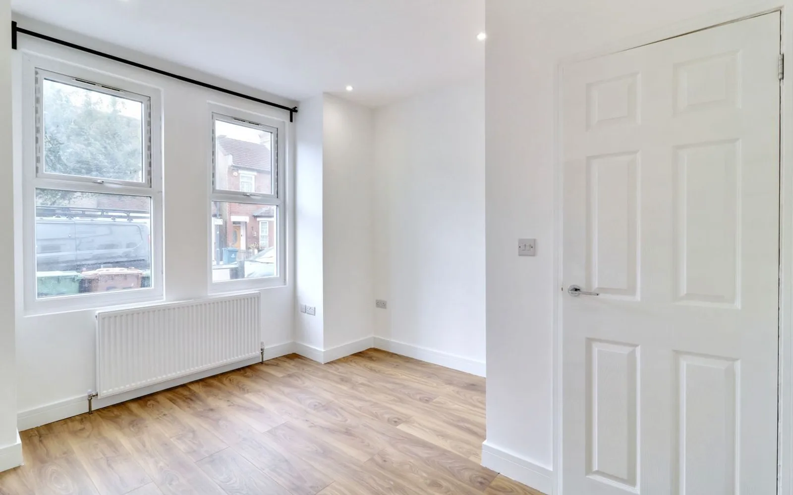 Flat Wellington Road in Greater London