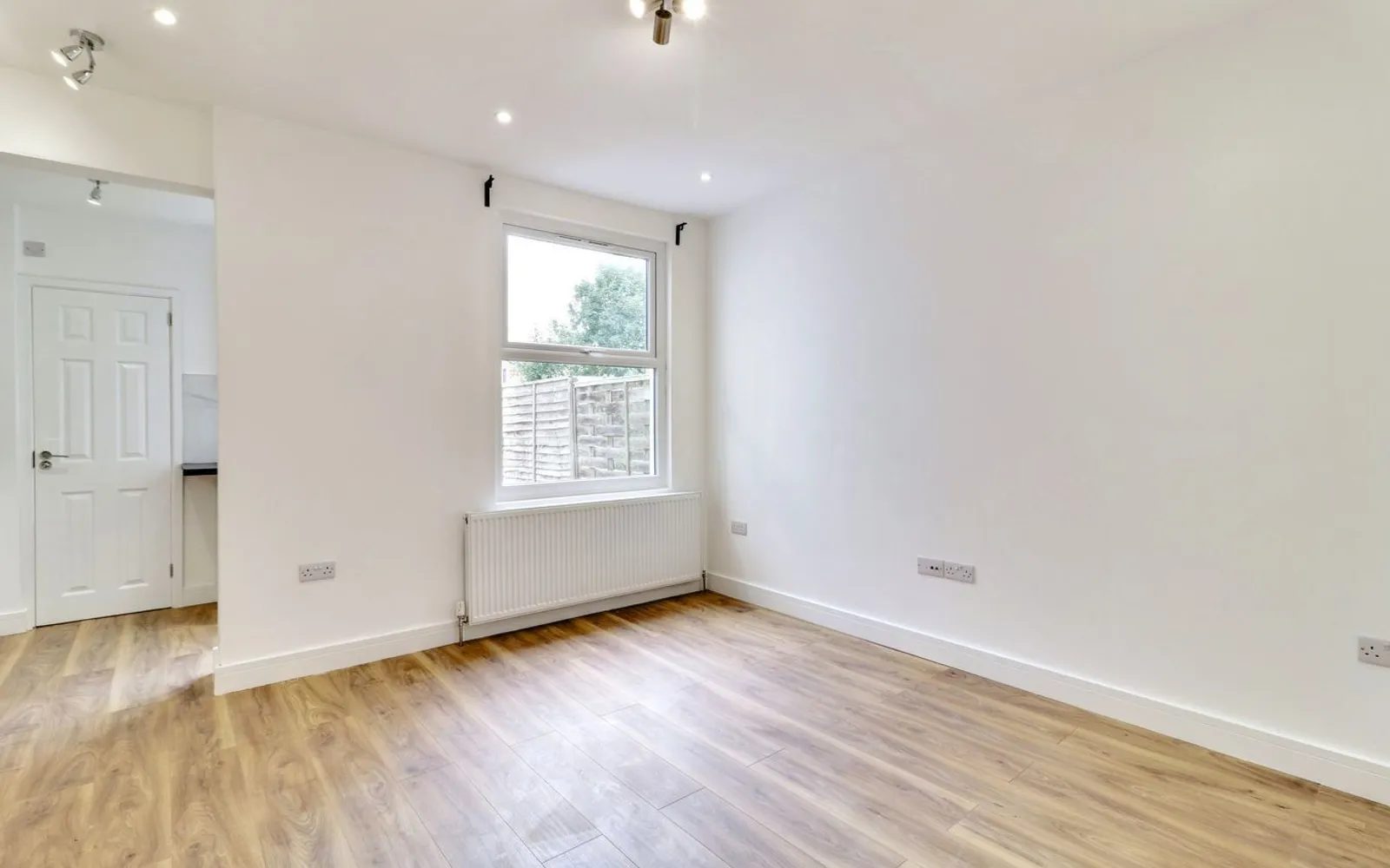 Flat Wellington Road in Greater London