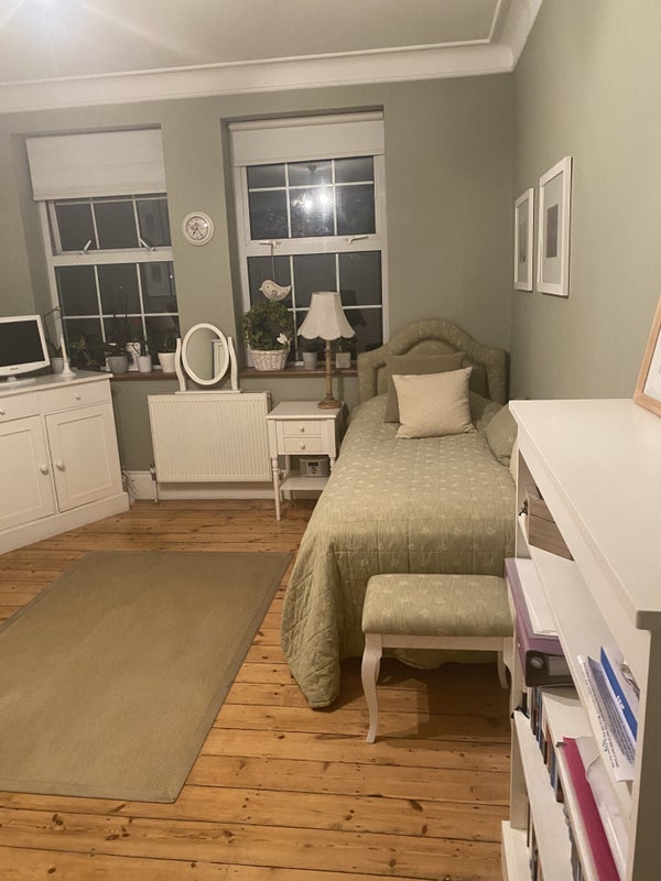 Room Sidmouth Road in Greater London