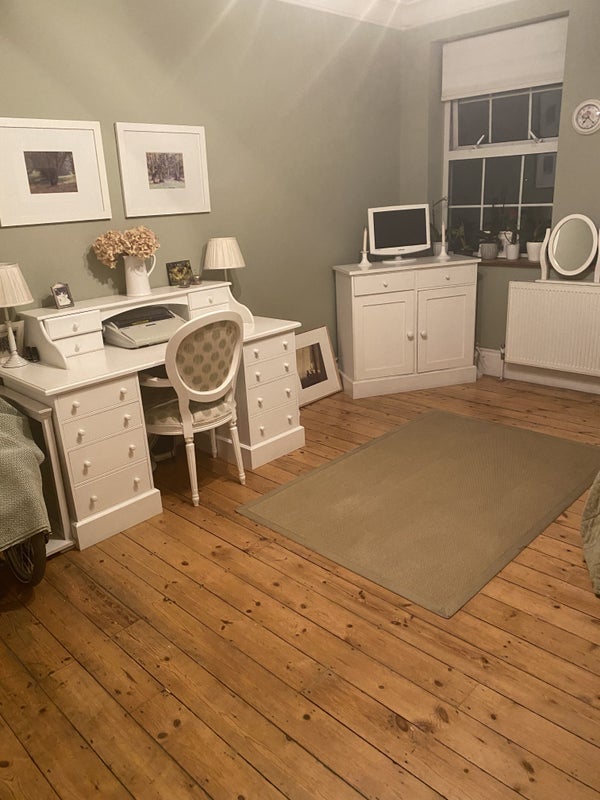 Room Sidmouth Road in Greater London