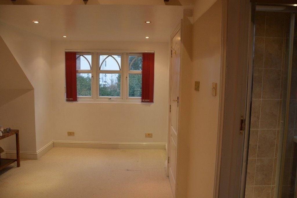 Room Woodland Drive in Watford