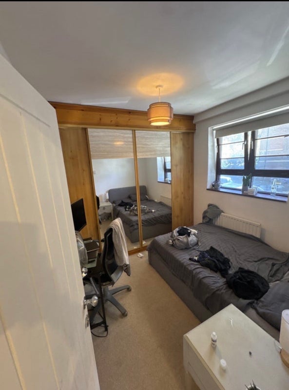 Flat Poynders Gardens in Greater London
