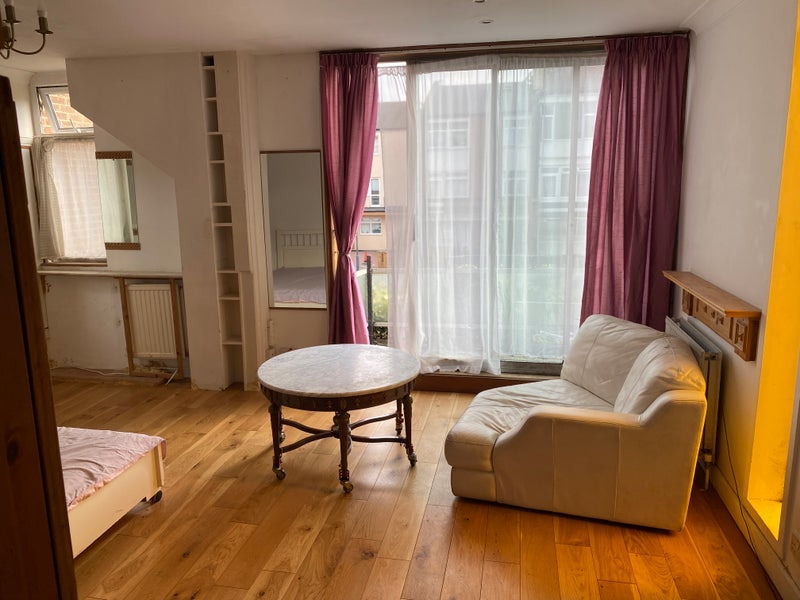 Room Windsor Crescent in Greater London