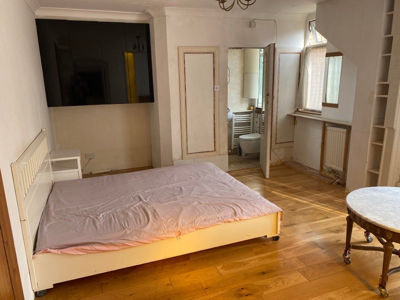 Room Windsor Crescent in Greater London