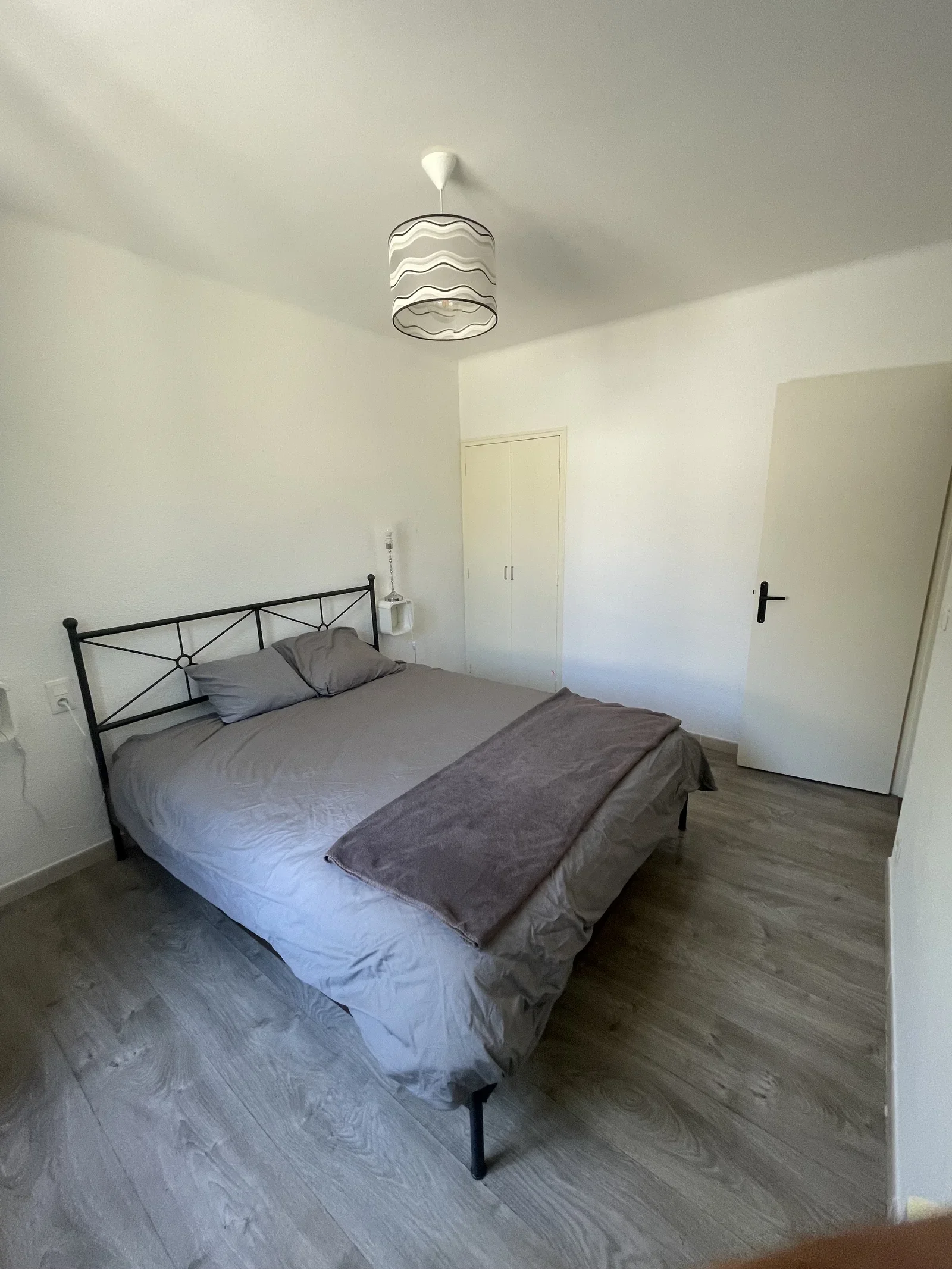 Chambre Cours Émile Zola à L'Isle-sur-la-Sorgue