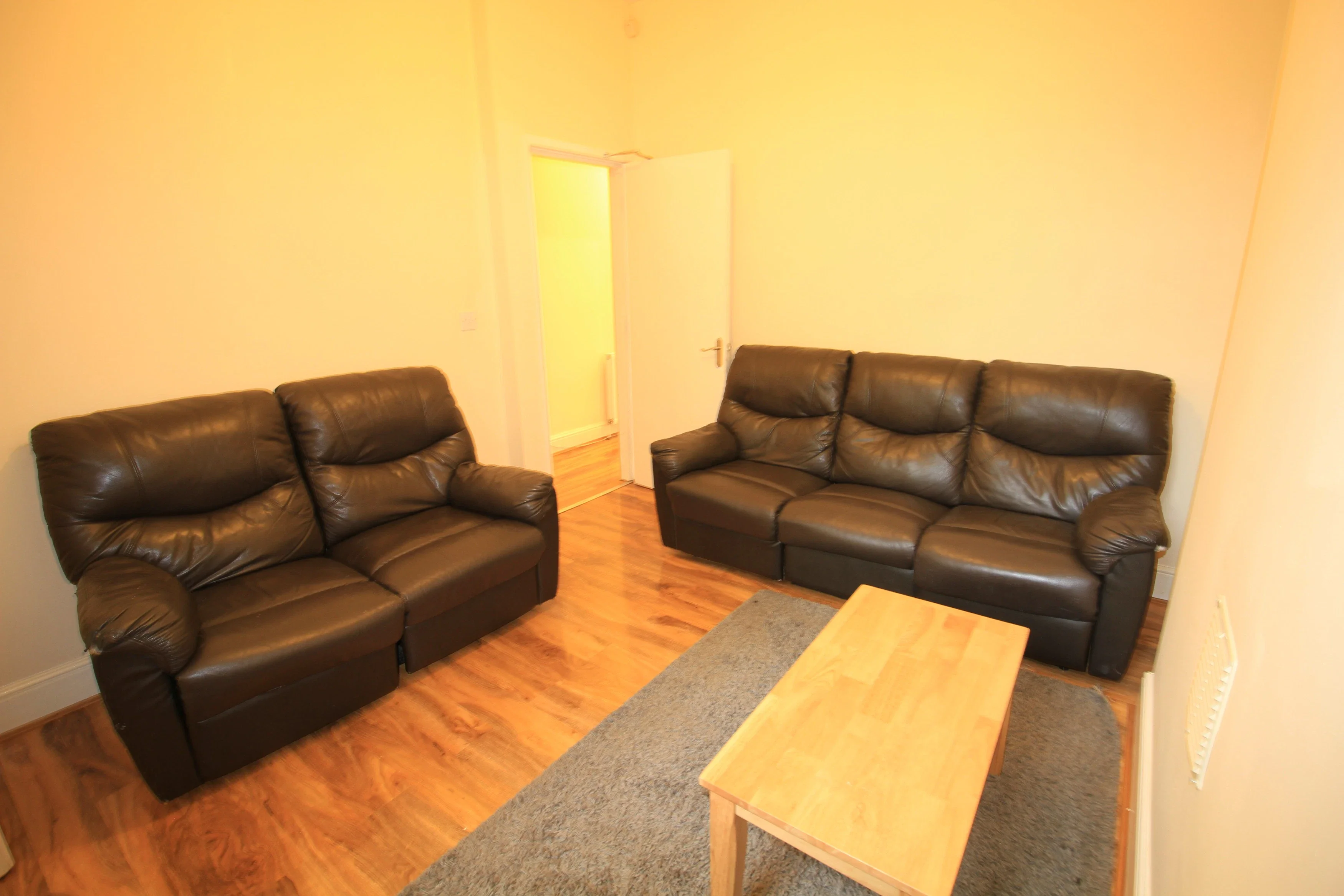 Room Tudor Grove in Nottingham