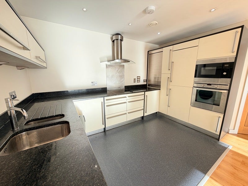 Flat Rotherslade Road in Newton