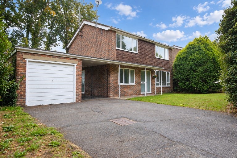 House Fernhill Close in Woking