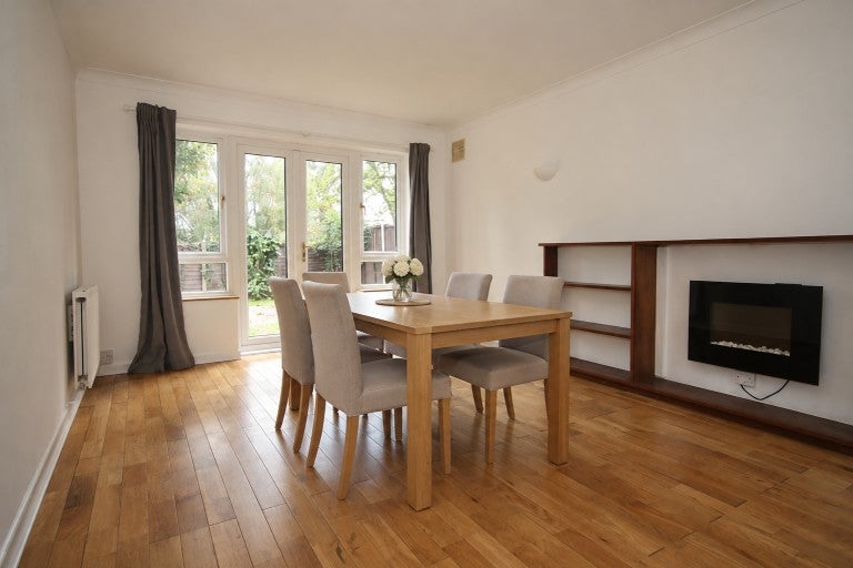House Fernhill Close in Woking
