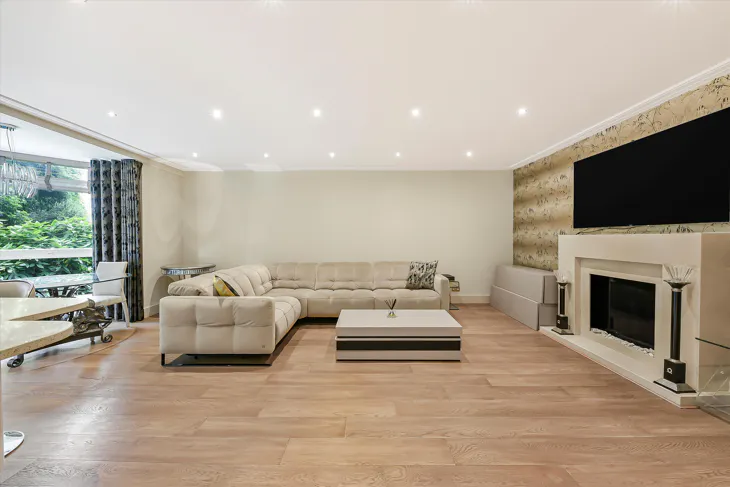 Flat Queen's Terrace in City of Westminster