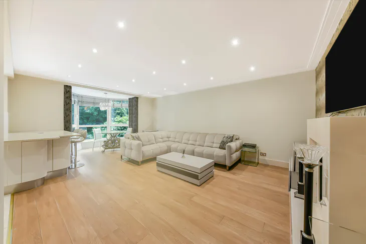 Flat Queen's Terrace in City of Westminster