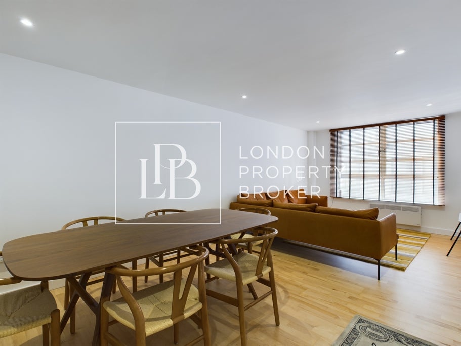 Flat Leyden Street in Greater London