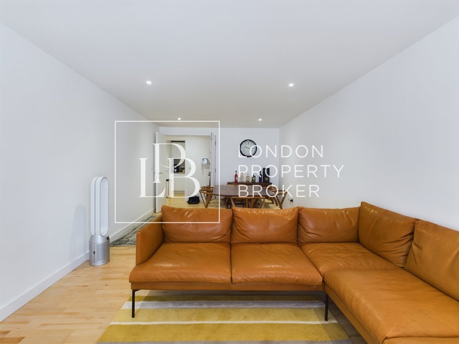 Flat Leyden Street in Greater London