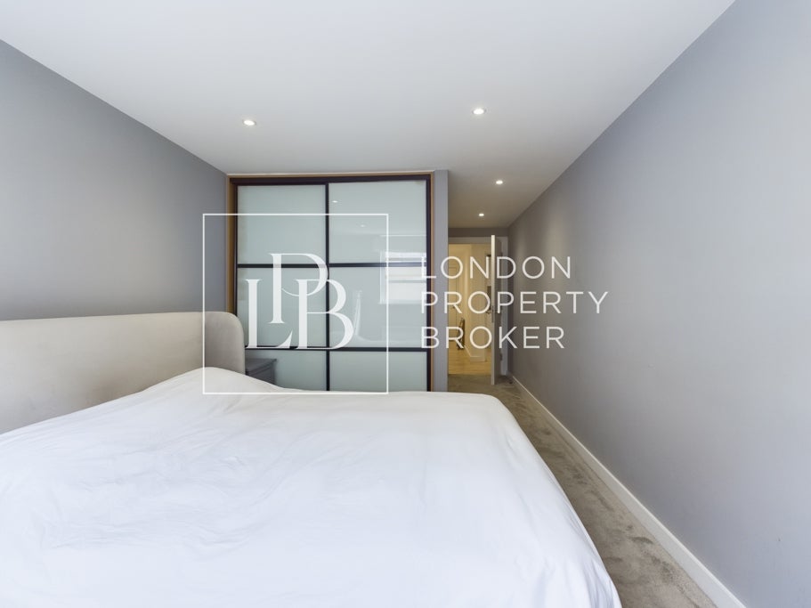 Flat Leyden Street in Greater London