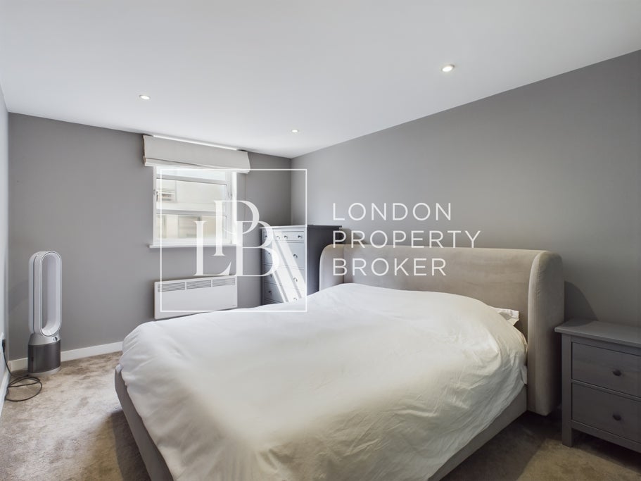 Flat Leyden Street in Greater London