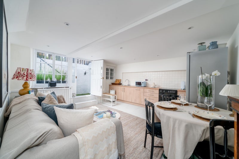 Flat Upper Cheyne Row in Greater London