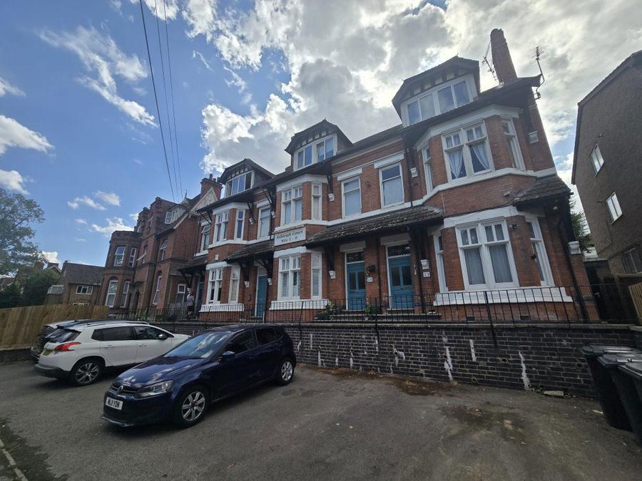 Flat Stoneygate Road in Leicester