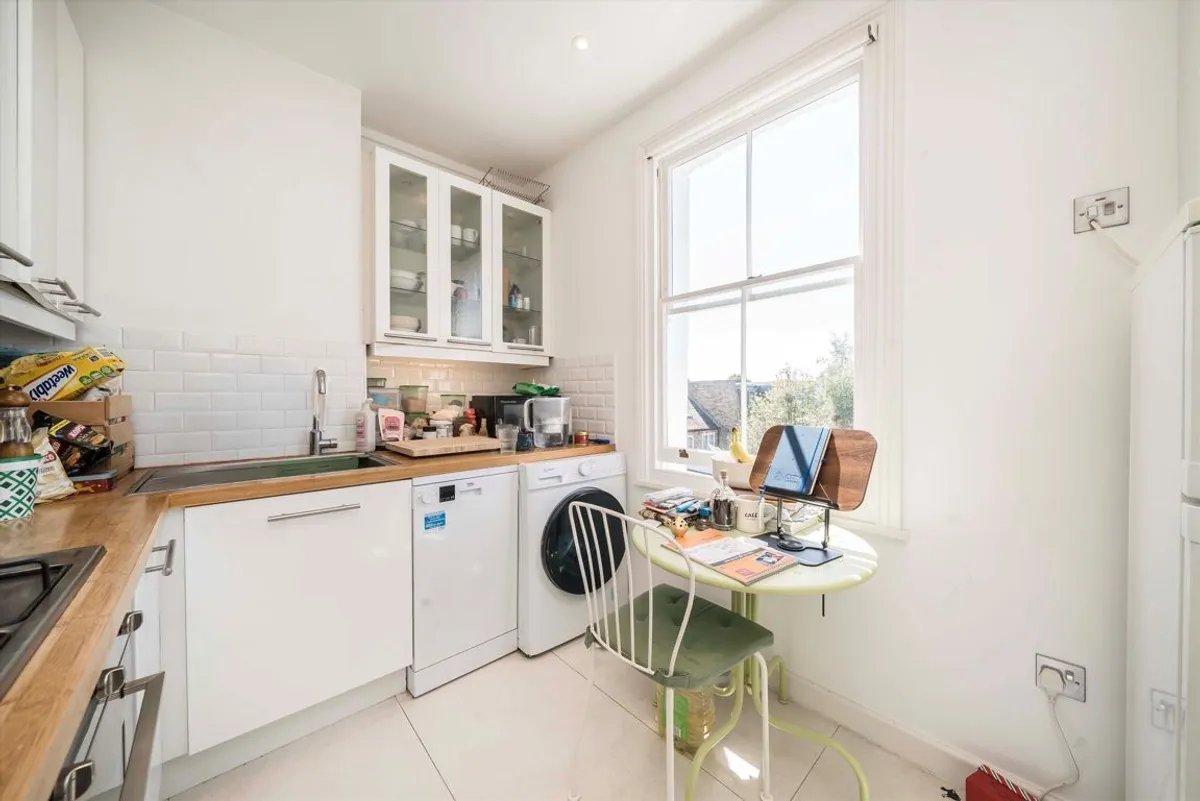 Flat Cleveland Road in Greater London