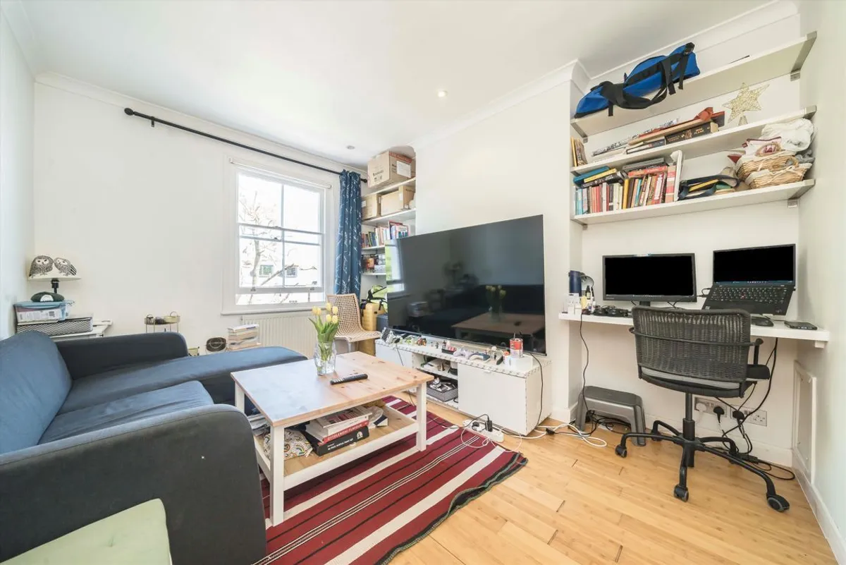 Flat Cleveland Road in Greater London