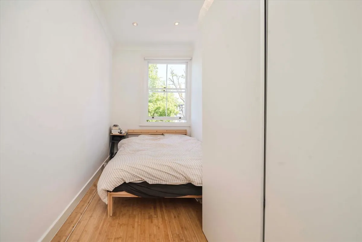 Flat Cleveland Road in Greater London